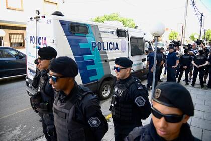 La llegada de los 7 mayores de edad a la fiscalía en Mar de Ajó.