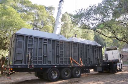 La llegada de los contenedores, un momento emocionante anteayer, en el Ecoparque de Mendoza