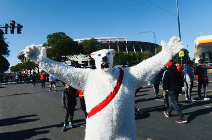 La llegada de los hinchas al Monumental