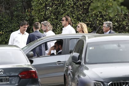 La llegada de los primeros asistentes al entierro de Franco Macri