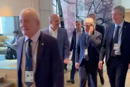 La llegada de Luis Caputo a un hotel en Washington para un encuentro con inversores.