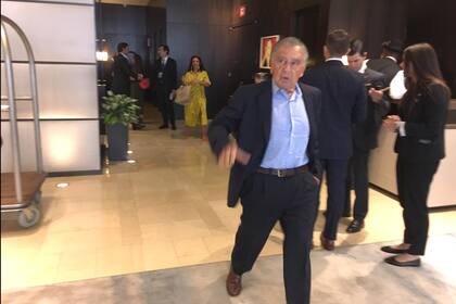 El empresario Eduardo Eurnekian a paso rápido en el hall de entrada del hotel donde lo vio a Macri