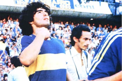 La llegada de Maradona fue un prestamo hasta el 30 de junio de 1982, a cambio de $2.5 millones y la cesión definitiva de cuatro jugadores: Miguel Bordón, Carlos Randazzo, Carlos Salinas y Mario Zanabria