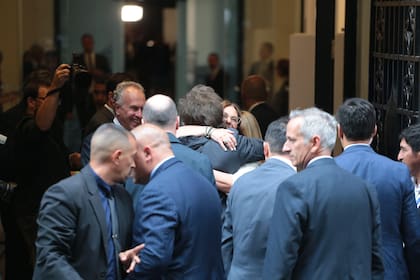 La llegada de Milei junto con la comitiva antes del acto.