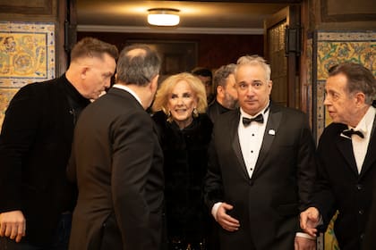 La llegada de Mirtha Legrand, invitada de honor de la gala. Recién recuperada del resfriado por el que no llegó a votar, Mirta llegó junto a Héctor Vidal Rivas y fue escoltada por seguridad y por el director del Teatro Cervantes