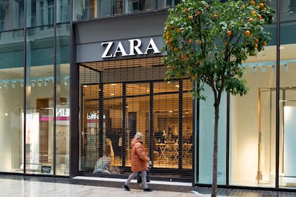 La llegada de Ortega, de 38 años, incrementa la escasa presencia de mujeres presidentas en el selectivo club del Ibex, aunque su nombramiento se hace efectivo justo cuando la Iberdrola acaba de arrebatar a Inditex (propietario de marcas como Zara, Massimo Dutti, Bershka y Oysho) el primer puesto por capitalización en el índice