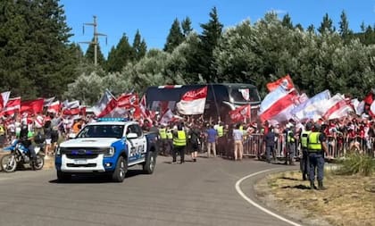 La llegada de River a San Martín de los Andes para la pretemporada 2025 contó con un enorme dispositivo de seguridad