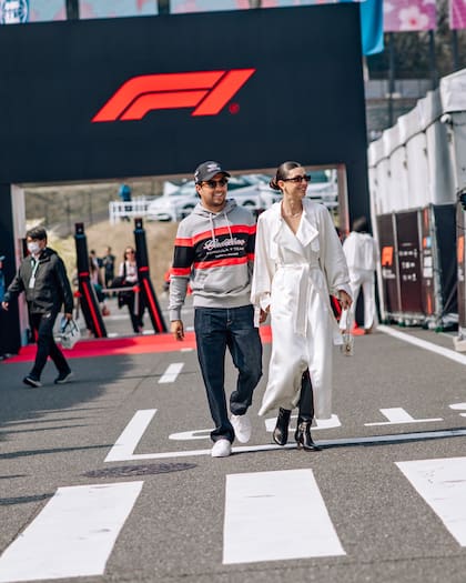 La llegada de Sergio "Checo" Pérez y su esposa, Carola Martínez. La carrera de Suzuka en Japón atrajo a varias las de las esposas y novias de los pilotos, conocidas como las WAGs.