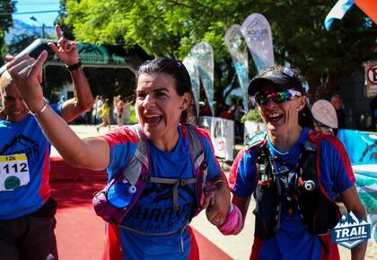 La llegada de Tania Díaz y Adriana Vargas, Campeonas Nacionales de UltraTrail 2017