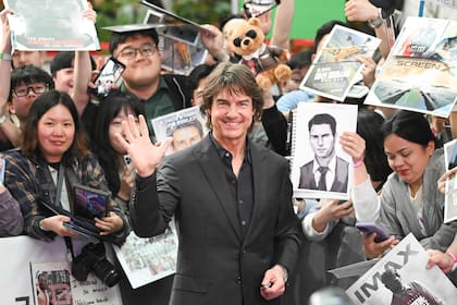 La llegada de Tom Cruise a Corea causó furor. En la imagen, el actor rodeado de fans que quieren una foto con él o su autógrafo