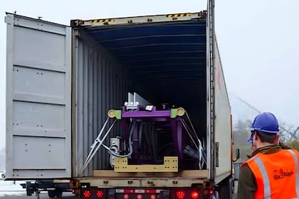 La llegada de tramos de pista violeta marcó el avance visible de la obra, cuyas imágenes fueron difundidas en redes sociales