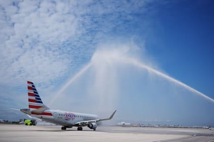 La llegada del avión de American Airlines en el Aeropuerto de Miami, este jueves 30 de abril.
Foto: Rebecca Blackwell (AP)