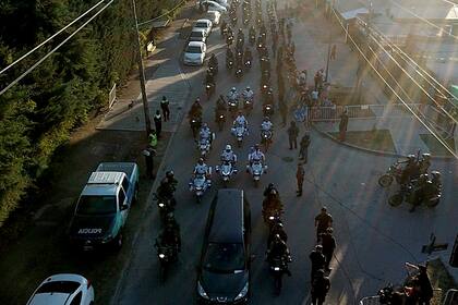 La llegada del cortejo fúnebre al cementerio de Bella Vista