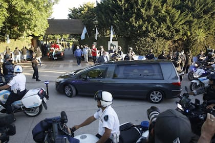La llegada del cortejo fúnebre con el cuerpo de Diego Maradona al cementerio de Bella Vista