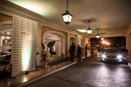 La llegada del público a la cena