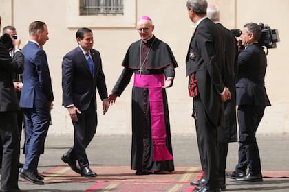 La llegada del secretario de Estado, Marco Rubio, al Vaticano, y su saludo con el arzobispo Petar Rajic