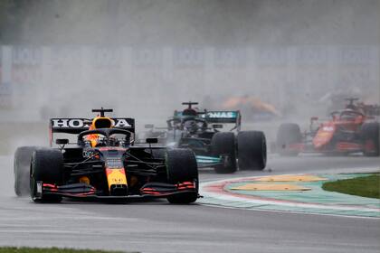 La lluvia complicó a muchos en los primeros giros en Italia; Verstappen fue una excepción salvo en la vuelta previa al relanzamiento; Hamilton y Charles Leclerc debieron batallar más.