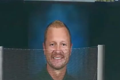 La lluvia dejó el pavimento resbaladizo y provocó la caída del profesor hacia la calle