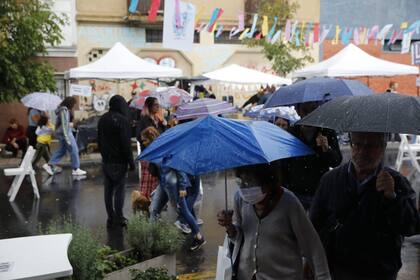 La lluvia dispersó al público, pero pudo más el interés por la programación de Leer y Comer