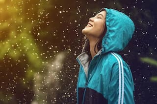 Estos son cuatro beneficios de salir a caminar bajo la lluvia, según la ciencia