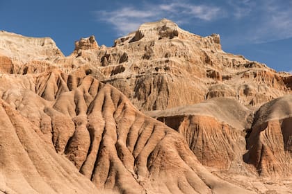 La lluvia y el viento hacen a las geoformas en Rocas Coloradas.