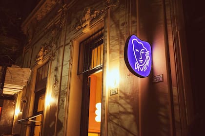 La locación de Diviiino admite quedarse largo rato en la vereda, con un sándwich en una mano y una copa de vino en la otra.