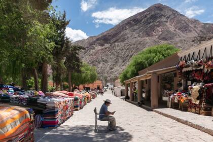 La localidad al pie del Cerro de los Siete Colores es un destino popular para una escapada en el finde largo