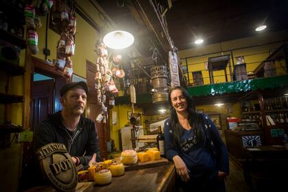 Mauricio y Silvana en Puesto Chico, un local de comidas abierto durante la pandemia.