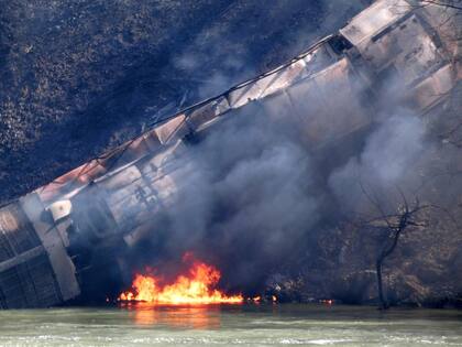 La locomotora se salió de las vías luego de impactarse contra un desprendimiento de rocas