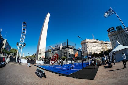 La locura por el pádel empujó a montar una cancha en el Obelisco para hacer una exhibición que convocó a jugadores como Federico Chingotto, que integra la segunda mejor pareja del mundo junto a Alejandro Galán