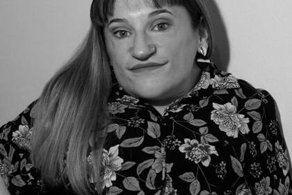 La locutora y profesora de teatro de 28 años se define como militante por los derechos de las identidades "disca".