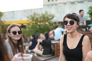 El bar al aire libre de Recoleta que encontró su identidad entre fiestas gratis y la salida de la facultad