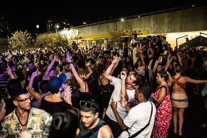 La lógica no es la de una sala cerrada con ticket de ingreso, sino la de una plaza activada con propuestas y circulación constante