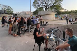 El bar al aire libre de Recoleta que encontró su identidad entre fiestas gratis y la salida de la facultad