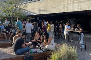 El bar al aire libre de Recoleta que encontró su identidad entre fiestas gratis y la salida de la facultad