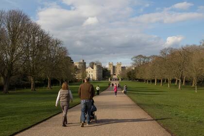 La Long Walk, cuatro kilómetros que conectan la fachada sur del castillo con la estatua del rey Jorge III, en Windsor Hill.
Al atardecer aparecen runners, paseantes y turistas.