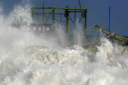 La longitud de la ola es tan grande que desde una playa no se percibe como una ola normal