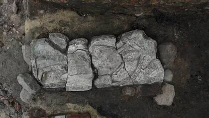 La losa fue tallada sobre una piedra traída desde Suecia