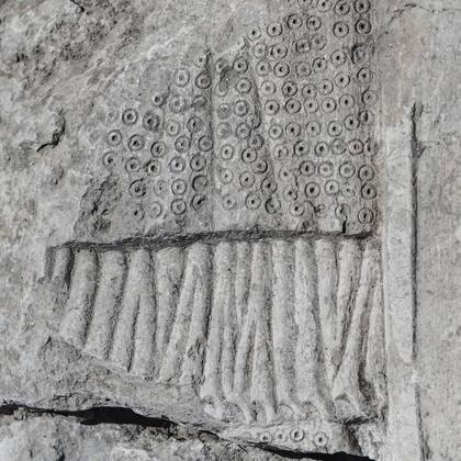 La losa tallada y la tumba en general datan del siglo XIII