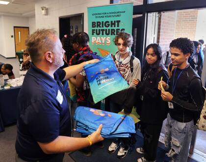 La Lotería de Florida financia el programa de Becas Bright Futures