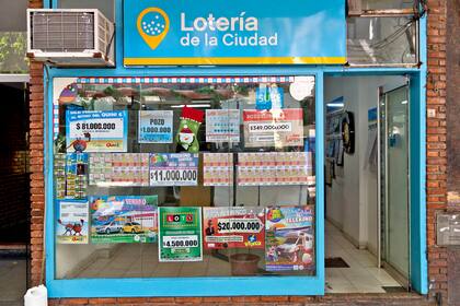 La lotería de la ciudad (exnacional) y la de la provincia de Buenos Aires realizan cinco sorteos por día (Foto: Fernando Massobrio)