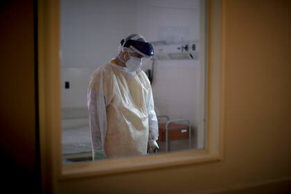  Juan José Comas visita a un paciente infectado con Covid-19 en el Hospital Ezeiza