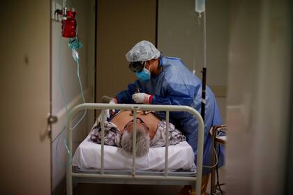 Marcela Brancati atiende a un paciente infectado con el nuevo coronavirus en el Hospital Ezeiza