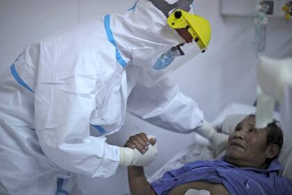 Matías recorre el hospital y atiende a varios paciente afectados por el virus