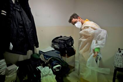 Juan José se viste con su equipo de protección, antes de comenzar lo que seguramente será una ardua jornada laboral