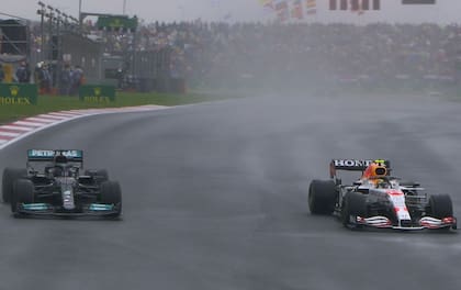 La lucha entre Hamilton y Pérez en la vuelta 35