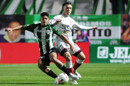 La lucha por la pelota en Banfield vs Barracas.