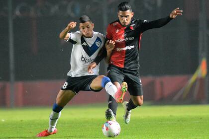 La lucha por la pelota; en Santa Fe, Vélez consiguió tres puntos tonificantes