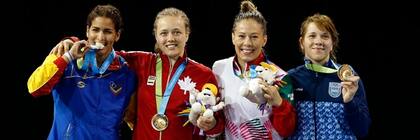 La luchadora argentina muestra su medalla en el podio