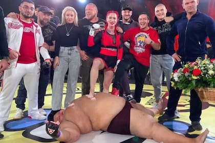 La luchadora de MMA logró derribar a su oponente, aunque éste tenía un peso superior